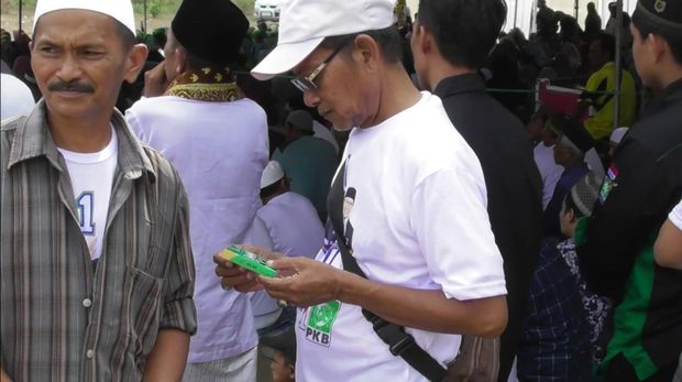 Rokok Bergambar AMIN Beredar Saat Kampanye Cak Imin di Buleleng