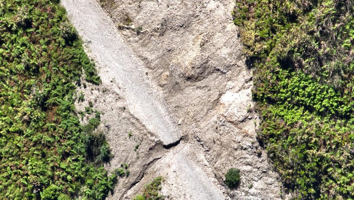 kkb-putus-akses-jalan-trans-distrik-sugapa-titigi-di-intan-jaya