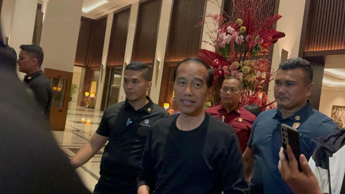Sambangi Hotel Fairmont Disusul Gibran, Jokowi Ngaku Antar Cucu