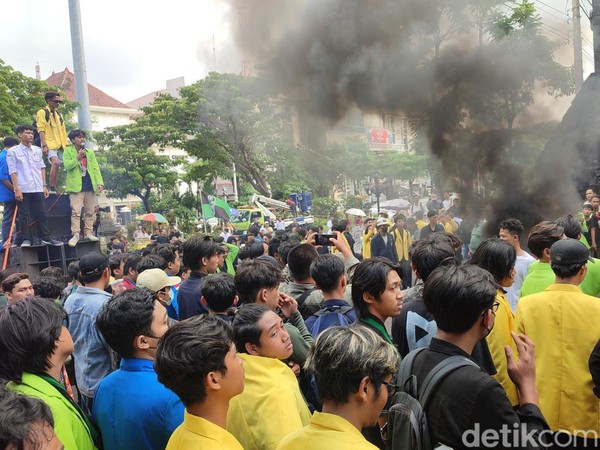 panas-demo-di-kantor-gubernur-jateng-mahasiswa-polisi-saling-dorong