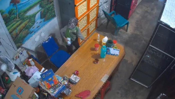 Heboh Bocah di Medan Terekam CCTV Curi Uang Rp 10 Juta dari Toko Perabotan