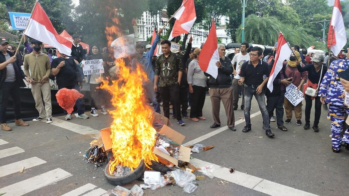 Massa Demo Bakar Ban di Depan Kantor KPU RI