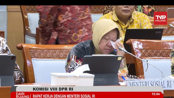 Risma Menangis, Jokowi Kena Tuduh Hamburkan Uang Rakyat Buat Gibran
