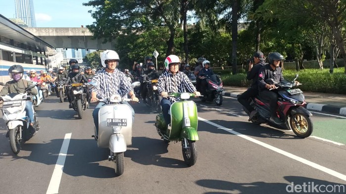 Jelang Pengumuman KPU, Anies-Cak Imin Naik Vespa Berburu Takjil ke Benhil