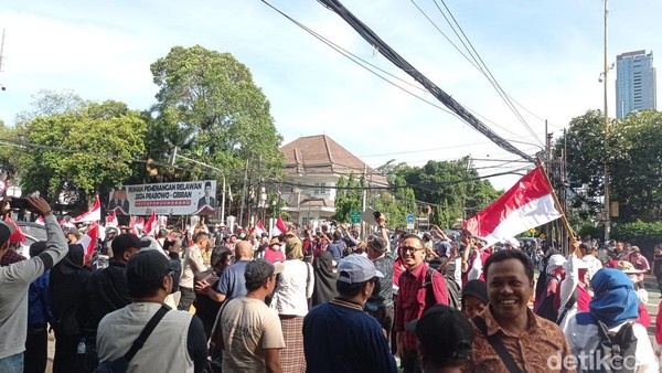 Massa Demo Mulai Padati Jalan Depan Gedung KPU