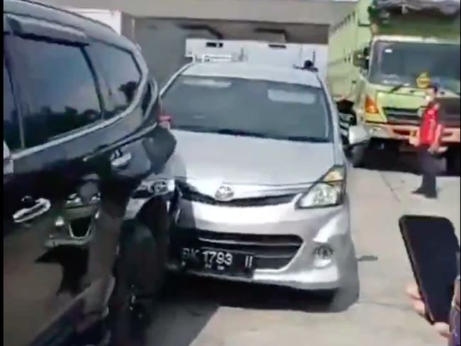 pengemudi-pajero-arogan-oknum-polisi-avanza-ditabrak-depan-dan-belakang