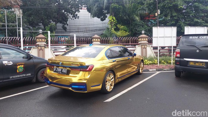 ABG Tewas di Jaksel Dijemput Tersangka Pakai BMW 'Emas', Ini Penampakannya