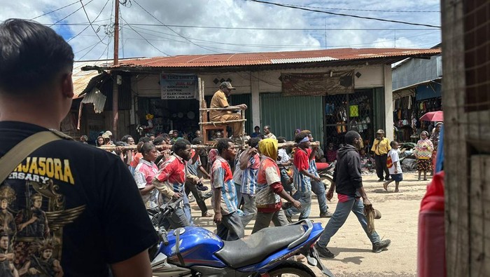 Kepsek SMAN 2 Dogiyai Ikut Pawai Bintang Kejora gegara Ditodong Siswanya