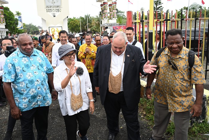 Menlu Retno Kunjungi SD di Papua Nugini yang Direnovasi Pemerintah RI