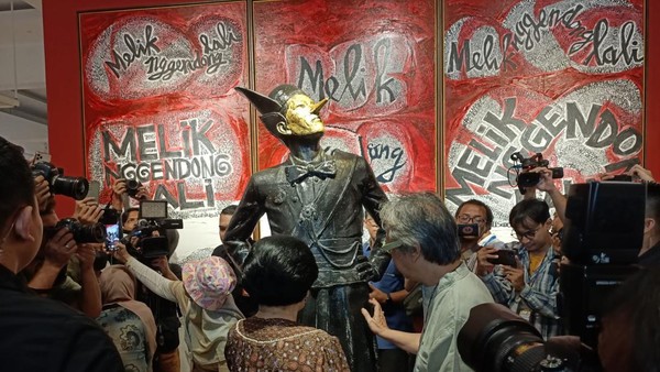 Momen Megawati Diajak Lihat Patung Kurus Hidung Panjang di Pameran Butet