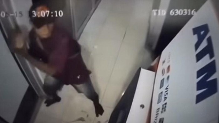 Pria Sorong Rusak Mesin ATM gegara Uang Tak Keluar, Ternyata Saldonya Kosong