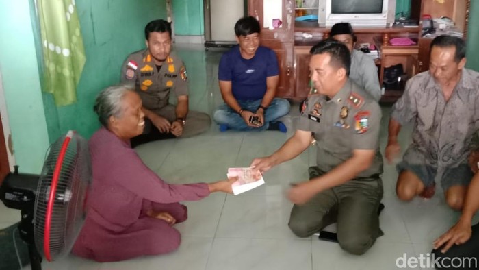 Temui Nenek yang Dipungli Anggota, Kasatpol PP Pekanbaru Minta Maaf-Ganti Uang
