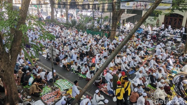 Bukti Cinta Habaib, Jutaan Manusia Hadiri Puncak Haul Habib Abu Bakar Assegaf