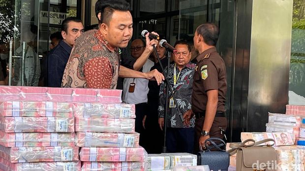 Penampakan Tumpukan Duit Rp 35 M Barang Bukti dari Harvey Moeis - Helena Lim