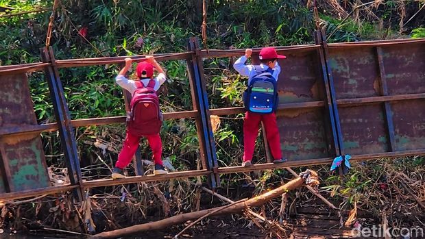 Jembatan Miring di Sukabumi Diperbaiki, Siswa Tak Lagi Tantang Maut 