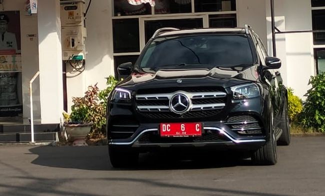 viral-plt-sekda-polman-pakai-mercy-gls-class-ini-spek-dan-harganya