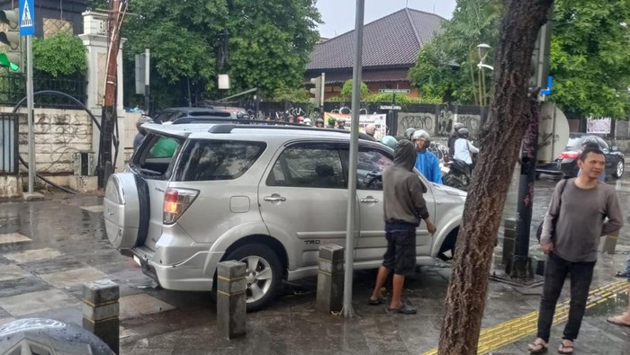 Bocah 9 Tahun Bawa Mobil Ugal-ugalan di Kemang Nangis Saat Dikerumuni Warga
