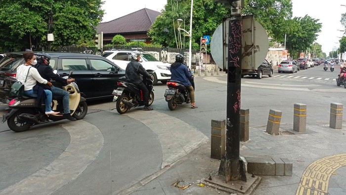 Bocah 9 Tahun Bawa Mobil Ugal-ugalan di Kemang Nangis Saat Dikerumuni Warga