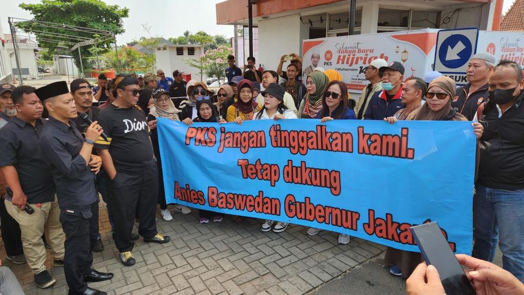 Sejumlah Massa Datangi DPP PKS, Minta Tetap Usung Anies di Pilkada Jakarta