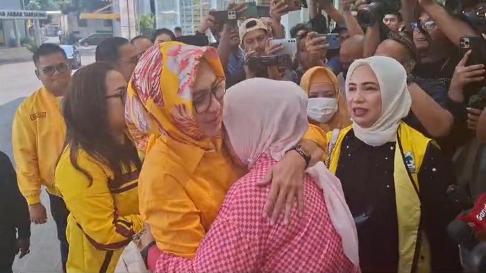 Airin Pakai Baju Kuning Tiba di DPP Golkar, Disambut Pelukan Pendukung