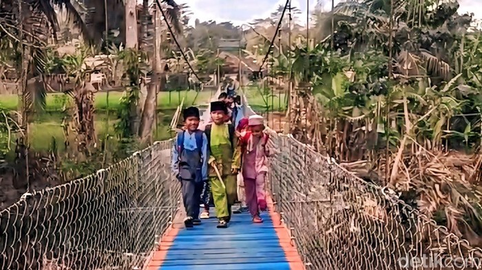 jembatan-miring-di-sukabumi-diperbaiki-siswa-tak-lagi-tantang-maut