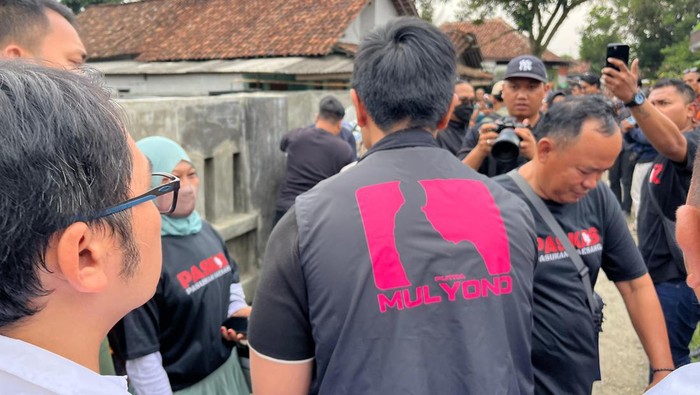 Bagi Buku-Susu ke Warga Tangerang, Kaesang Pakai Rompi 'Putra Mulyono'