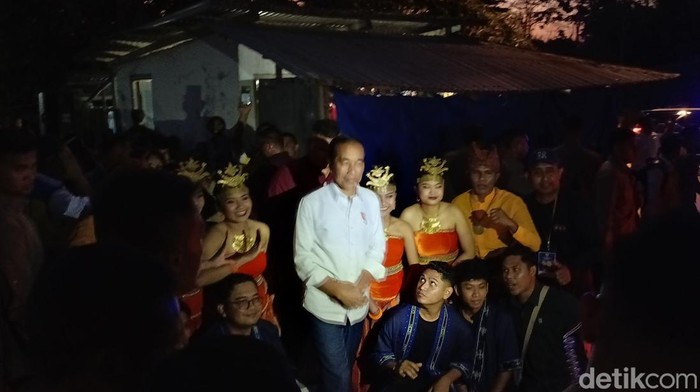 minim-penerangan-jokowi-resmikan-jalan-di-kupang-gelap-gelapan