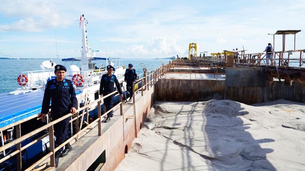Kapal Singapura Ketahuan Nyolong Pasir di Batam, Kena Deh!
