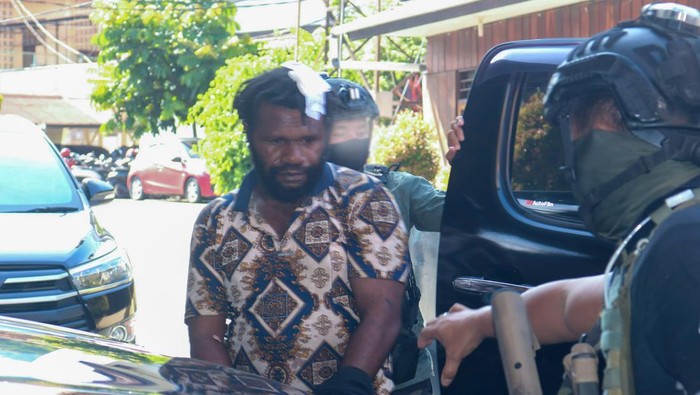 Pimpinan KKB Paniai Tiba di Polda Papua, Kepala Diperban Dikawal Ketat Satgas