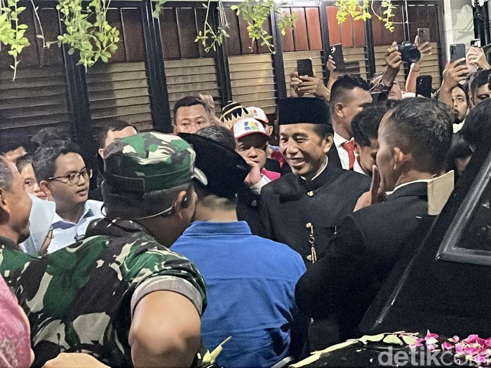 Jokowi Diundang Rapat RT hingga Arisan Bapak-bapak di Sumber Solo