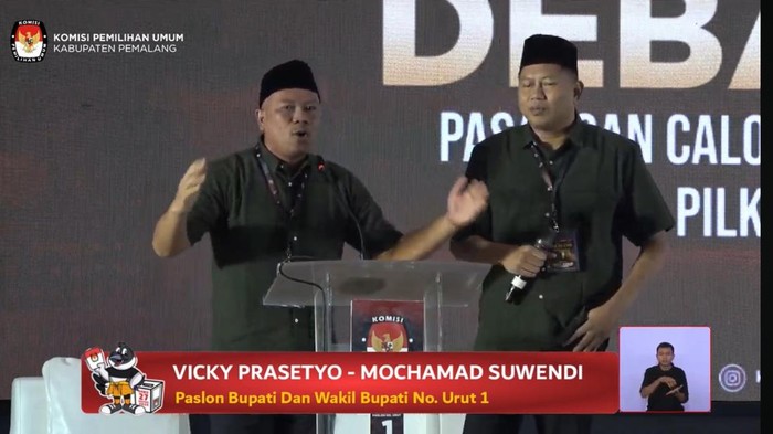 Vicky Prasetyo Nyanyi saat Paparan Visi Misi di Debat Pilbup Pemalang 