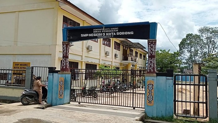Awal Mula Ortu Siswa di Sorong Denda Guru Rp 100 Juta Usai Anaknya Diviralkan