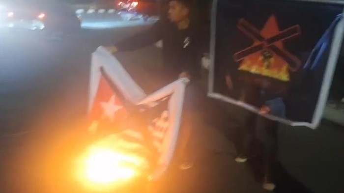 aliansi-mahasiswa-maluku-di-makassar-demo-tolak-separatisme-bakar-bendera-opm