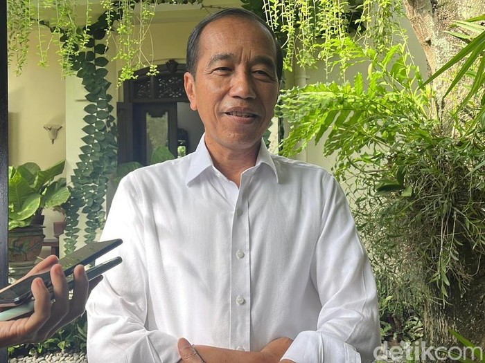 Jokowi Respon Hasto PDIP dengan Ucapan &#039;Partai Perorangan&#039;