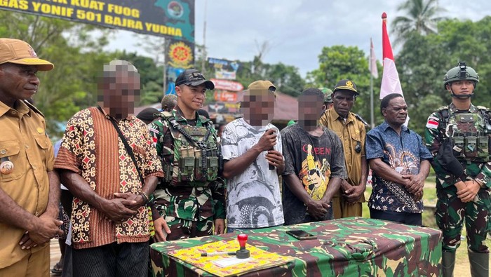 3-kkb-menyerahkan-diri-ke-satgas-tni-501-madiun-lalu-ikrar-setia-nkri