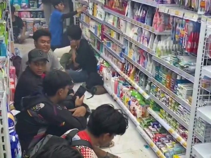 Heboh Ribuan Anggota Komunitas CB 'Piknik' di Minimarket Nganjuk