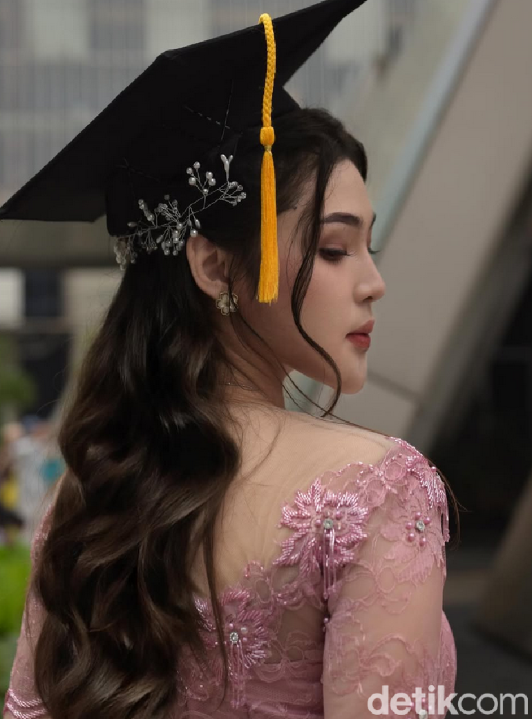 Viral Polwan Cantik bak Artis Korea, Perjuangan Jadi Ibu Tunggal