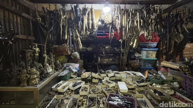 Menilik Toko Alat Perdukunan di Surabaya yang Tak Pernah Sepi Pembeli