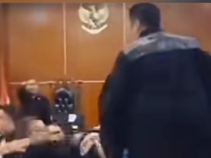 Pengacara Razman yang Naik Meja Dipecat dari Kongres Advokat Indonesia