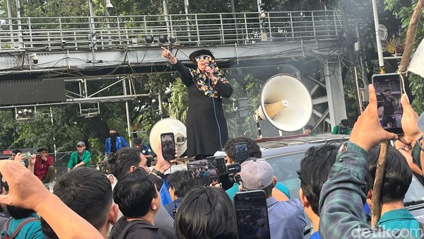 Emak-emak Orasi di Demo 'Indonesia Gelap': Mahasiswa, Aku Ibu Kandungmu!