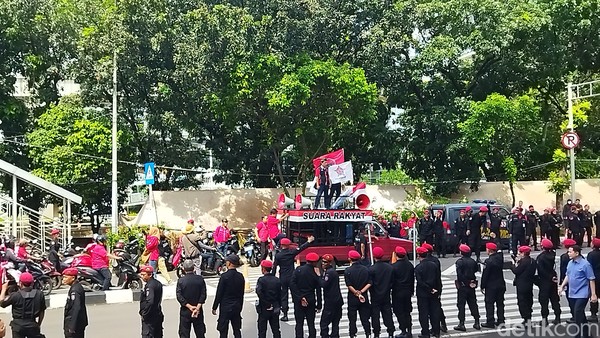 Kader PDIP Demo Depan KPK Saat Hasto Jalani Pemeriksaan sebagai Tersangka