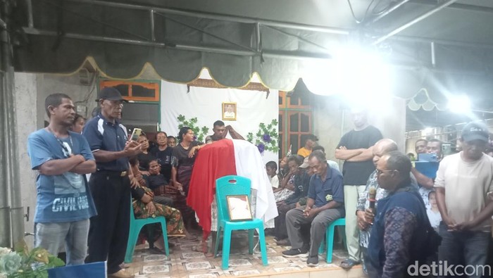 Ribuan Warga Flores Timur Jemput Jenazah Korban KKB Papua