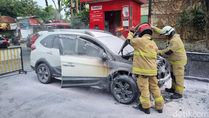 Ulah Iseng Bocah Main Korek Api di SPBU Berujung Mobil Terbakar
