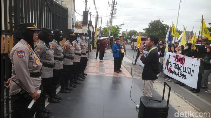 Demo Mahasiswa Tolak UU TNI, Warnai Arus Mudik Lebaran di Pantura Brebes