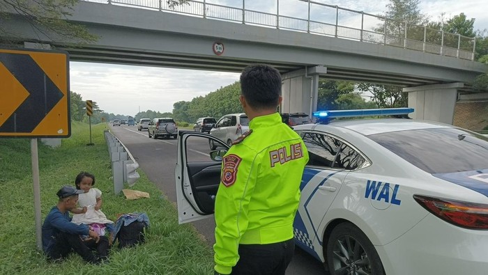 Pilu Bapak-Anak Mau Mudik ke Indramayu Diturunkan di Tengah Tol Cipali