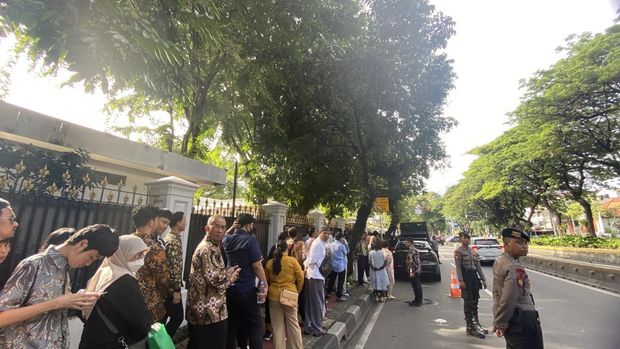 Antrean Warga Mengular Jelang Open House Perdana Prabowo di Istana Jakarta