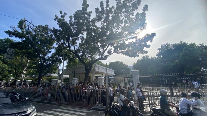 antrean-warga-mengular-jelang-open-house-perdana-prabowo-di-istana-jakarta