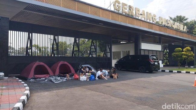 Penolakan UU TNI Terus Bergulir Lewat Tenda di Gerbang DPR