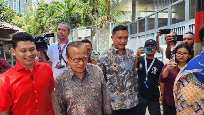 Bawa Daun Palem, Kardinal Suharyo Tiba di Rutan KPK untuk Kunjungi Hasto