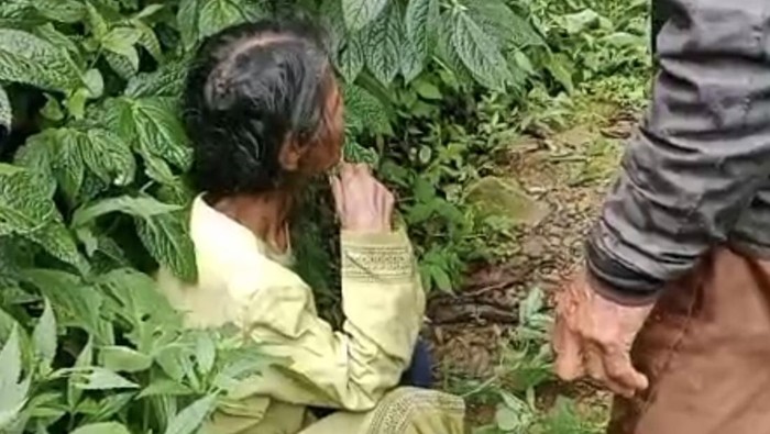 wanita-lansia-ditemukan-lemas-di-tengah-hutan-beruk-karanganyar